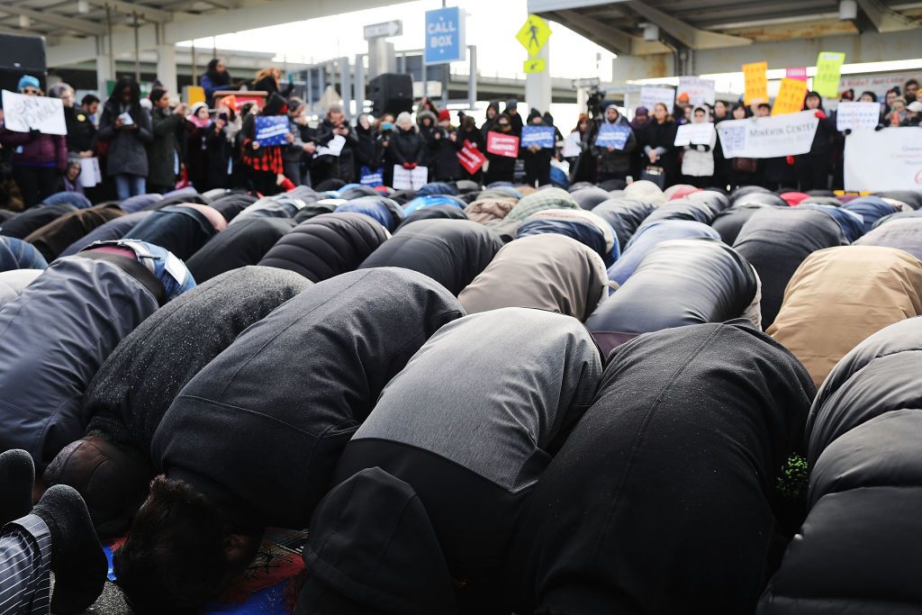 Muslim men pray at a prayer and demonstration at JFK airport to protest President Donald Trump's immigration ban, February 3, 2017 <br>
